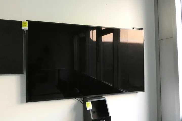 Samsung TV, mit Wandhalterung und Fernbedienung